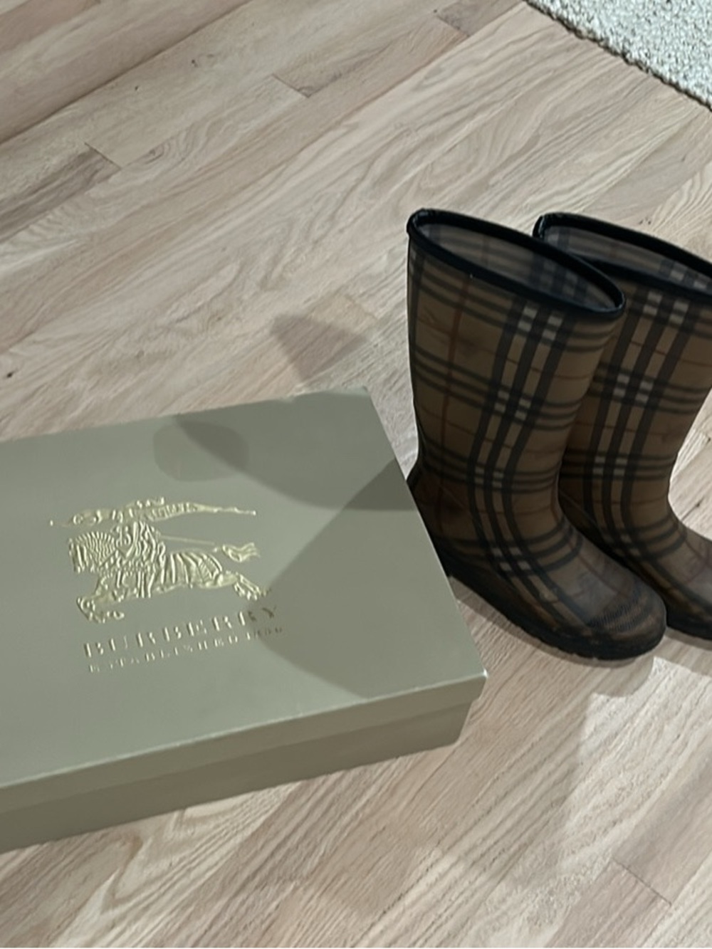 Women’s vintage Burberry rain boots size 40 (9)
